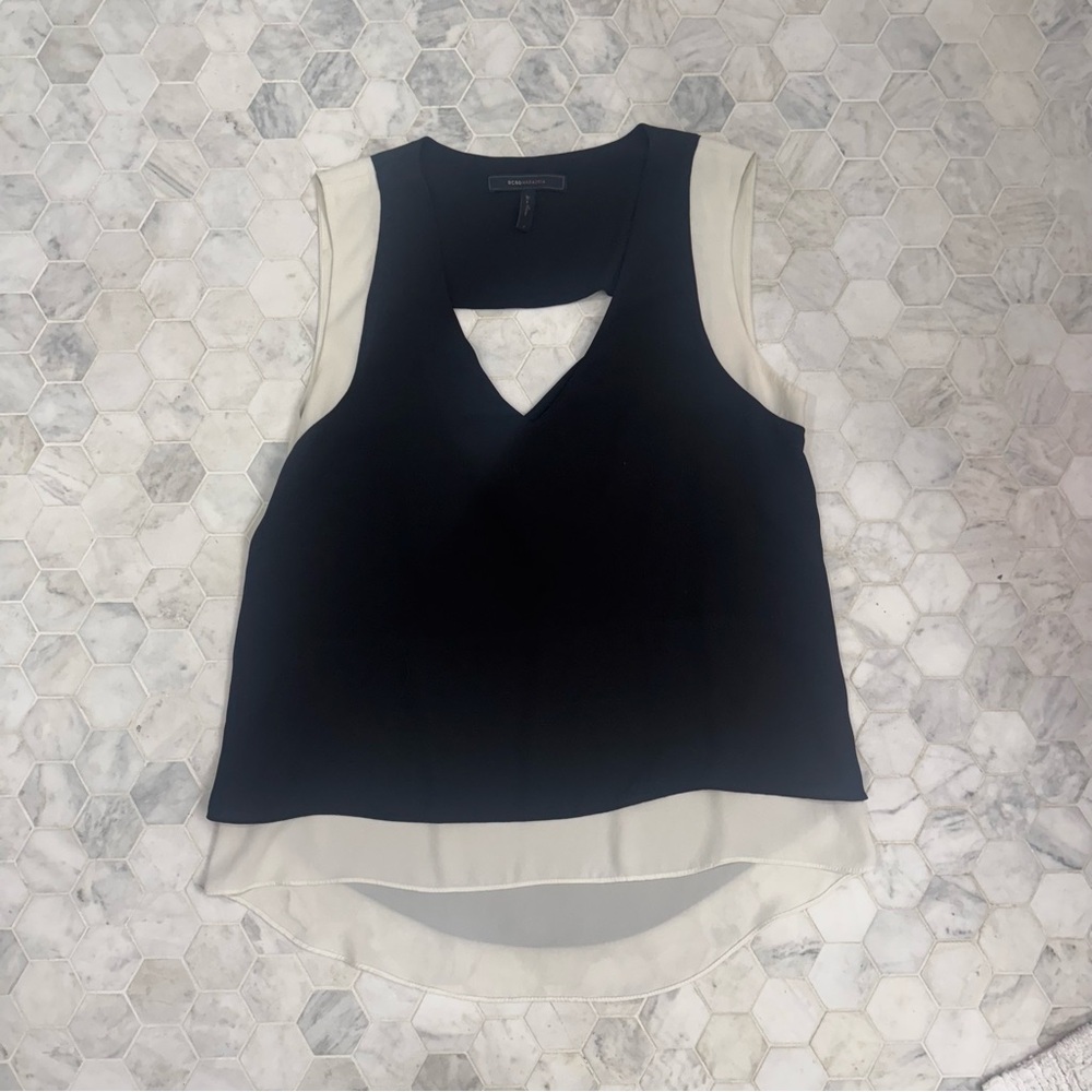 BCBGMAXAZRIA black and white sleeveless blouse